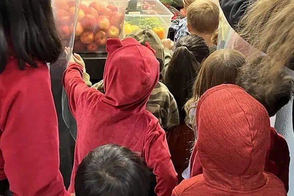 Un grupo de niños pequeños recorre Gunnison Country Food Pantry.